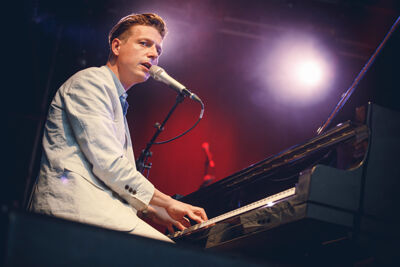 Bent Van Looy & Strings @ M-idzomer 2014, picture 11, photographed by Elke Briers - FrontView Magazine