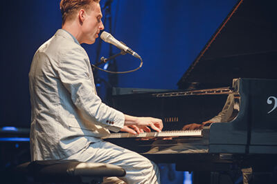 Bent Van Looy & Strings @ M-idzomer 2014, picture 12, photographed by Elke Briers - FrontView Magazine