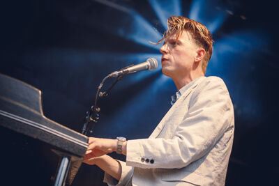 Bent Van Looy & Strings @ M-idzomer 2014, picture 15, photographed by Elke Briers - FrontView Magazine