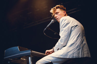 Bent Van Looy & Strings @ M-idzomer 2014, picture 16, photographed by Elke Briers - FrontView Magazine