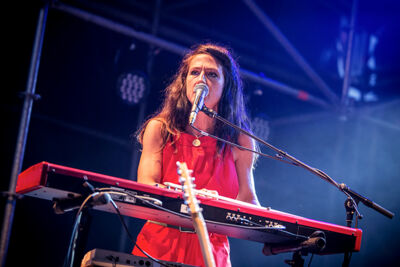 Joan As Police Woman @ M-idzomer 2014, picture 2, photographed by Elke Briers - FrontView Magazine