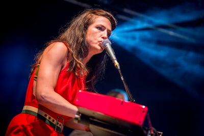 Joan As Police Woman @ M-idzomer 2014, picture 6, photographed by Elke Briers - FrontView Magazine