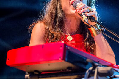 Joan As Police Woman @ M-idzomer 2014, picture 7, photographed by Elke Briers - FrontView Magazine