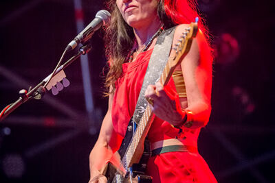 Joan As Police Woman @ M-idzomer 2014, picture 8, photographed by Elke Briers - FrontView Magazine