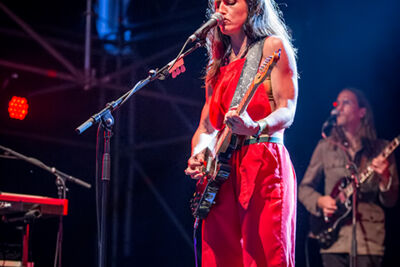 Joan As Police Woman @ M-idzomer 2014, picture 12, photographed by Elke Briers - FrontView Magazine