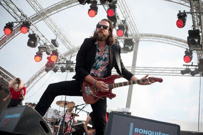 Hollysiz @ Ronquières Festival 2014, picture 2, photographed by Magali Decamps - FrontView Magazine
