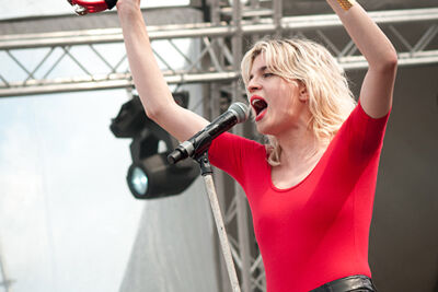 Hollysiz @ Ronquières Festival 2014, picture 3, photographed by Magali Decamps - FrontView Magazine