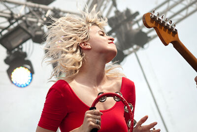 Hollysiz @ Ronquières Festival 2014, picture 6, photographed by Magali Decamps - FrontView Magazine