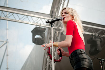 Hollysiz @ Ronquières Festival 2014, picture 9, photographed by Magali Decamps - FrontView Magazine