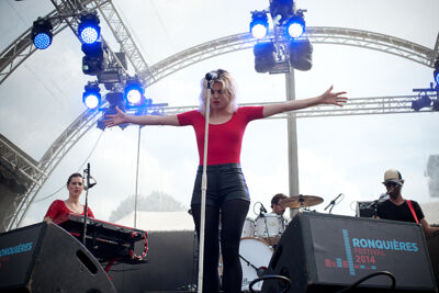 Hollysiz @ Ronquières Festival 2014, picture 12, photographed by Magali Decamps - FrontView Magazine