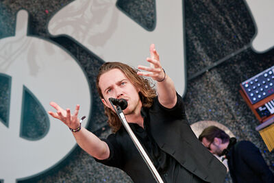 Julien Doré @ Ronquières Festival 2014, picture 9, photographed by Magali Decamps - FrontView Magazine