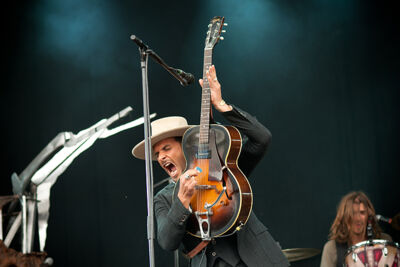Yodelice @ Ronquières Festival 2014, picture 2, photographed by Magali Decamps - FrontView Magazine