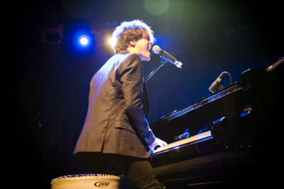 Jamie Cullum @ Rivierenhof, picture 2, photographed by Tom Stessens - FrontView Magazine