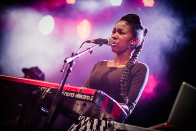 Billie Kawende @ Maanrock 2014, picture 1, photographed by Elke Briers - FrontView Magazine