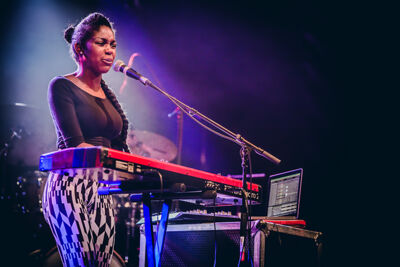 Billie Kawende @ Maanrock 2014, picture 2, photographed by Elke Briers - FrontView Magazine