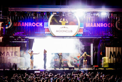 Feest podium - dag 1 @ Maanrock 2014, foto 5, foto's door Elke Briers - FrontView Magazine