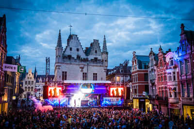 Feest podium - dag 1 @ Maanrock 2014, foto 7, foto's door Elke Briers - FrontView Magazine