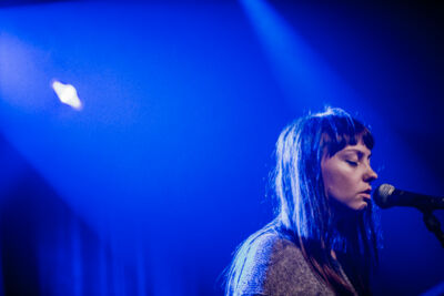 Angel Olsen @ Ab Club, foto 2, foto's door Geert Pieters - FrontView Magazine