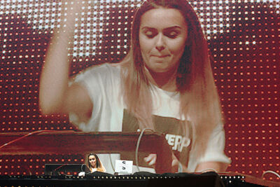 DJ Lady S @ Urbanice, picture 2, photographed by James Van Roosbroeck - FrontView Magazine