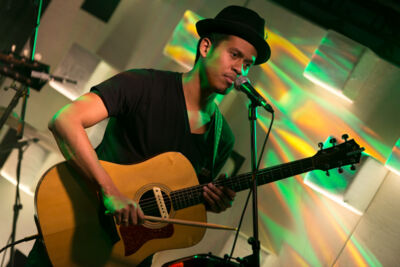 Dotan @ Qube QMusic, foto 2, foto's door Johan Van Buggenhout - FrontView Magazine
