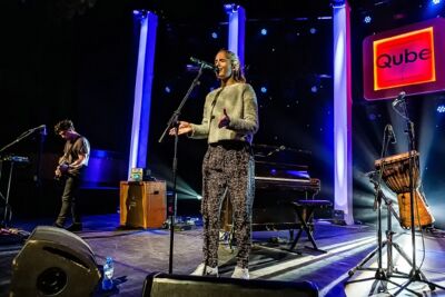 London Grammar @ The Qube - Zuiderkroon, picture 16, photographed by Edwin Houdevelt - FrontView Magazine