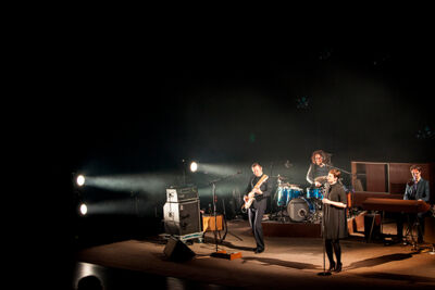 Hooverphonic @ C-Mine, picture 5, photographed by Kristof Hayen - FrontView Magazine