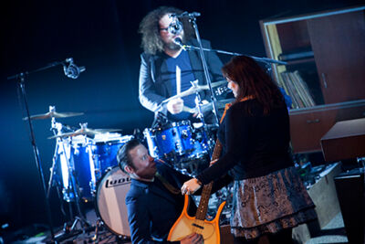 Hooverphonic @ C-Mine, picture 12, photographed by Kristof Hayen - FrontView Magazine