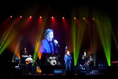 Will Tura & Christoff @ Ethias Theater, picture 5, photographed by FrontView Magazine