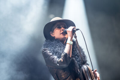 Kovacs @ Paaspop 2015, picture 4, photographed by Dorien Goetschalckx - FrontView Magazine