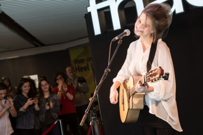 Selah Sue @ Fnac Antwerpen, picture 12, photographed by Dorien Goetschalckx - FrontView Magazine