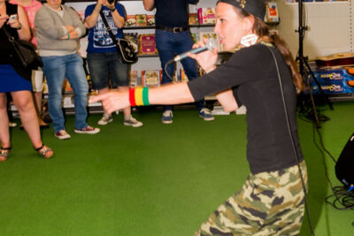 Slongs Dievanongs Live @ Media Markt Gent, picture 4, photographed by Jonas Wallecan - FrontView Magazine