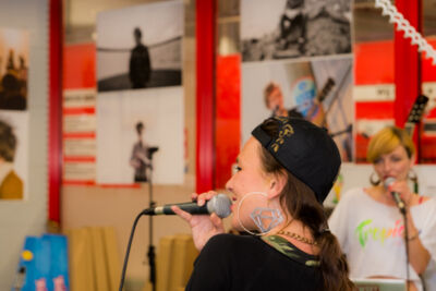 Slongs Dievanongs Live @ Media Markt Gent, picture 10, photographed by Jonas Wallecan - FrontView Magazine