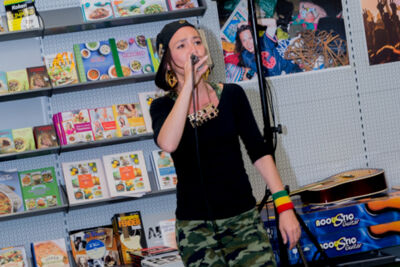 Slongs Dievanongs Live @ Media Markt Gent, picture 16, photographed by Jonas Wallecan - FrontView Magazine