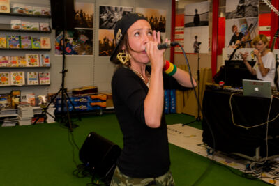 Slongs Dievanongs Live @ Media Markt Gent, picture 19, photographed by Jonas Wallecan - FrontView Magazine