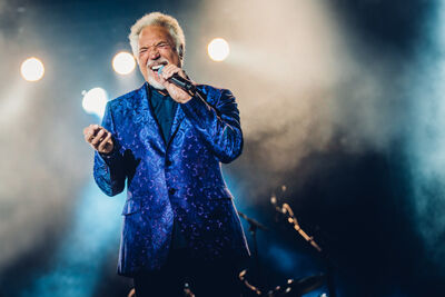 Tom Jones @ Retropop 2015, picture 5, photographed by Elke Briers - FrontView Magazine