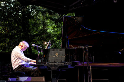 Wim Mertens Ensemble @ Openlucht theater Rivierenhof, picture 10, photographed by Frank Lambrechts - FrontView Magazine