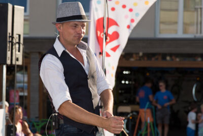 Podium & Sfeer @ Vlaanderen Zingt 2015 in St.-Idesbald, foto 4, foto's door Guy Danneels - FrontView Magazine