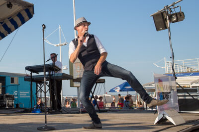 Podium & Sfeer @ Vlaanderen Zingt 2015 in St.-Idesbald, foto 5, foto's door Guy Danneels - FrontView Magazine