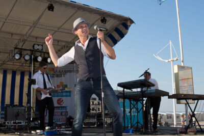 Podium & Sfeer @ Vlaanderen Zingt 2015 in St.-Idesbald, foto 8, foto's door Guy Danneels - FrontView Magazine