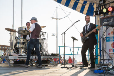 Podium & Sfeer @ Vlaanderen Zingt 2015 in St.-Idesbald, foto 24, foto's door Guy Danneels - FrontView Magazine