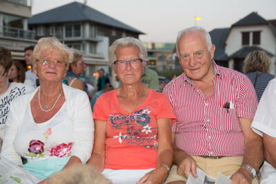 Publieksfoto's & Sfeer Reeks A @ Vlaanderen Zingt 2015 in St.-Idesbald, picture 117, photographed by Guy Danneels - FrontView Magazine