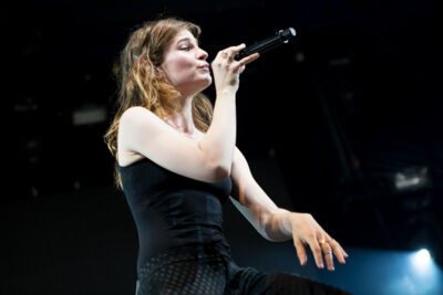 Christine and the Queens @ Lowlands 2015, picture 6, photographed by Dorien Goetschalckx - FrontView Magazine