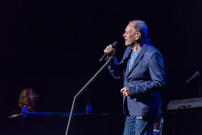Rob de Nijs @ Casino Kursaal Oostende, picture 2, photographed by Guy Danneels - FrontView Magazine