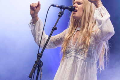 Emma Bale @ Rock Zottegem 2016, picture 5, photographed by Dorien Goetschalckx - FrontView Magazine