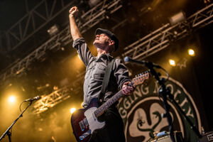 Sjock Flogging Molly, foto 19, foto's door Luc Luyten - FrontView Magazine