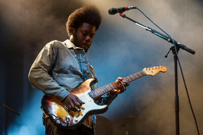 Michael Kiwanuka Dranouter2016, foto 3, foto's door Tom  Lammens - FrontView Magazine