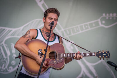 Douwe Bob @ Strandfestival ZAND, foto 4, foto's door Frank Bogers - FrontView Magazine