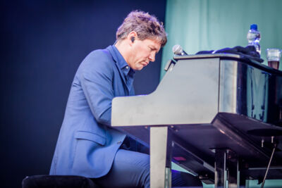 Guus Meeuwis @ Strandfestival ZAND, foto 10, foto's door Frank Bogers - FrontView Magazine