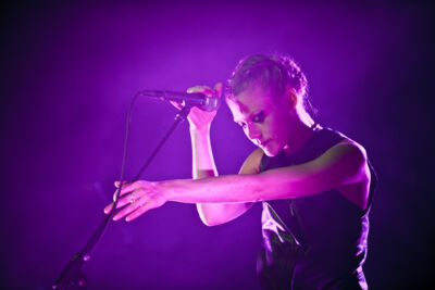 Trixie Whitley @ Ten Vrede Diksmuide, picture 16, photographed by Devid Camerlynck - FrontView Magazine