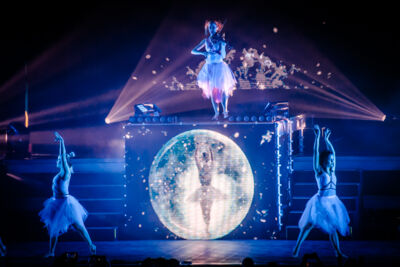 Lindsey Stirling @ 013, picture 2, photographed by Dave van Hout - FrontView Magazine